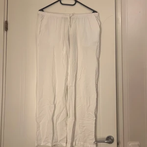 Vita linnebyxor - Köper man idag så säljer jag dem för 175 istället!⭐️  Säljer ett par luftiga vita linnebyxor med resår och knyte i midjan. Perfekta för varma dagar och har en avslappnad passform. Byxorna passar dig som är ungefär 150-155 cm lång.😊              
