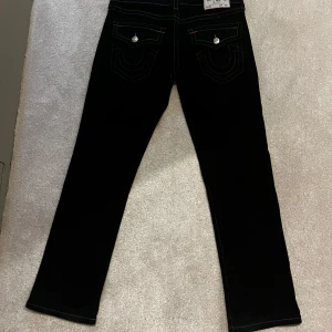 True Religion jeans - Säljer ett par svarta jeans från True Religion, knappt använda och i toppenskick. Kom gärna med bud och skriv pm om mått eller frågor! 