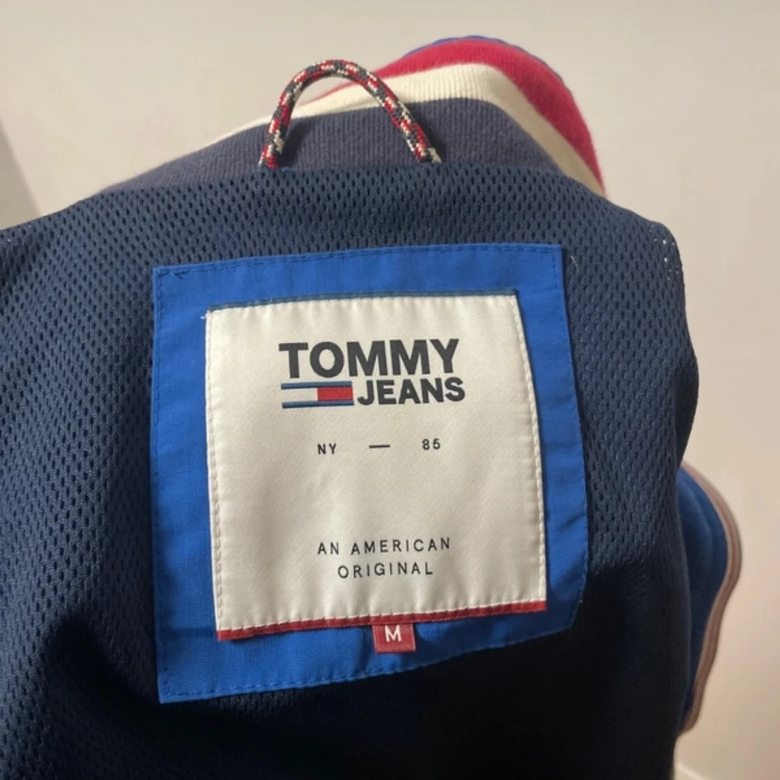 Blå vindjacka från Tommy Jeans 10/10 skick, använd kanske en gång  - 1