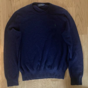 Ralph Lauren Merinonull Tröja M - Säljer denna tvärfeta Ralph lauren merinoull tröjan | M men passar också S| skick: 8/10 två hål som knappt syns | nypris ligger runt 2000kr+ i butik | postar alltid inom 24 timmar, ofta inom 60 min | Skriv ifall du har någon fundering kring tröjan eller fler bilder. //A.Resell