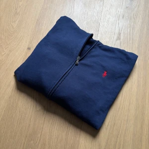 Ralph Lauren Zip Hoodie - Tja! Säljer en sjukt skön allmänt soft Ralph Lauren zip Hoodie i mörkblå färg. Perfekt plagg nu till våren och vite varmare dagar. Storlek M. Hör av dig vid frågor eller liknande👌