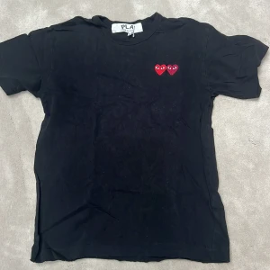 Svart T-shirt från Comme Des Garçons Play - Galet fet CDG tisha!🔥Dåligt skick då flertal hål förekommer, därmed det OTROLIGT låga priset. Storlek S men passar mindre, perfa för er Lil Jitz🔥Svarar alltid DM snabbt, pris såklart diskuterbart. Ny pris 1100kr från Paul and Friends på NK