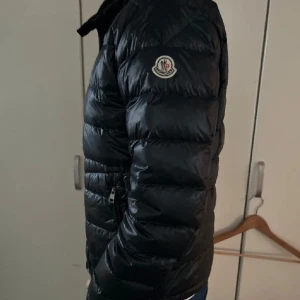 Moncler Acorus - Säljer nu min snygga Moncler Acorus som är perfekt för det milda klimatet. Storleken är 3 som motsvarar M-L. Skick 9/10 använd fåtals gånger. Säljs så billigt eftersom jag inte har kvitto på den. Priset är ej hugget i sten. Vid frågor och funderingar så tveka inte att skriva ;)