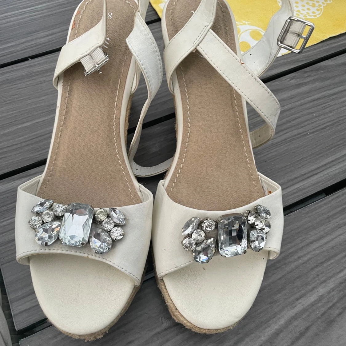 Vita sandaler med kilklack och stora strasstenar