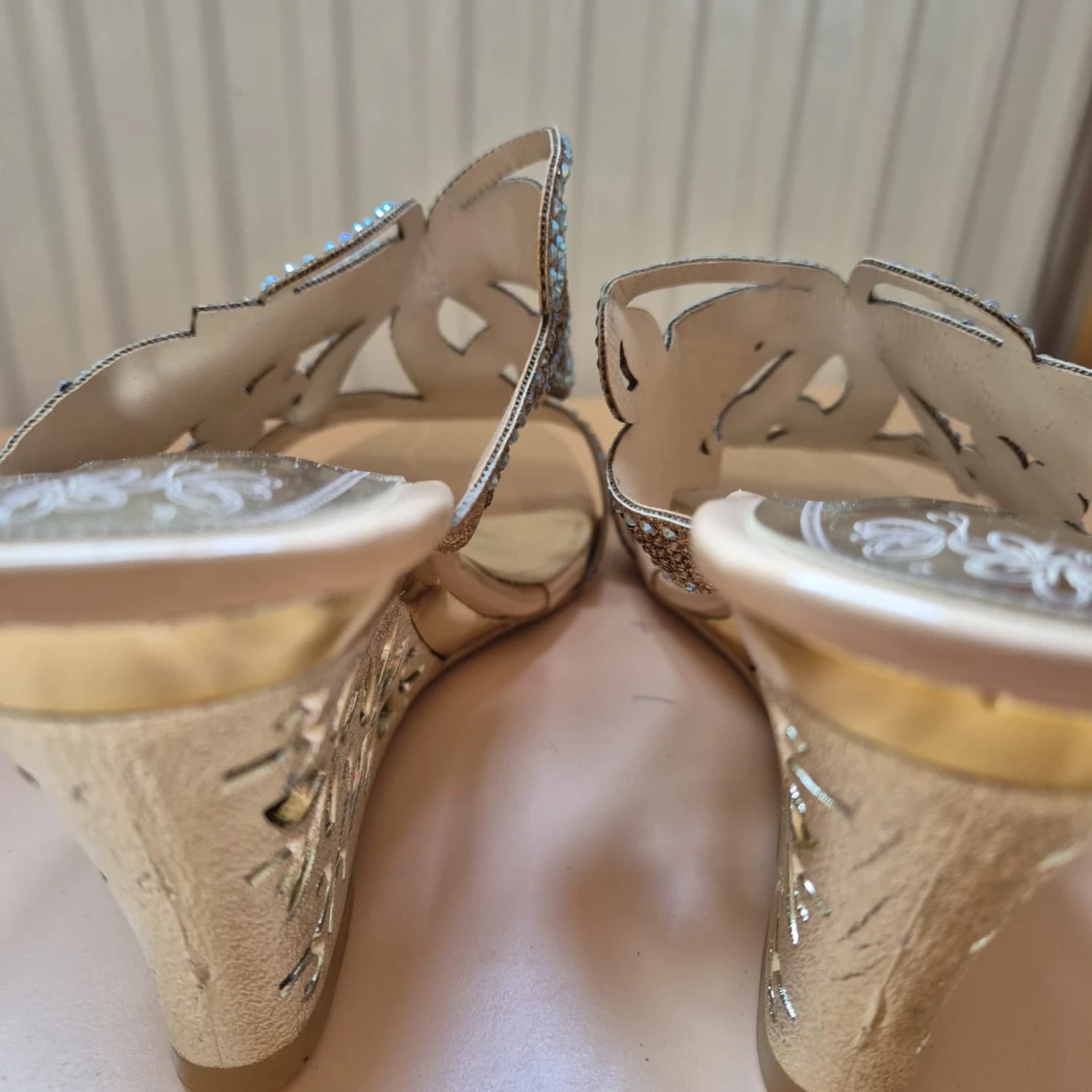 Guldiga klackskor med strass och fjärilsdetalj - 1