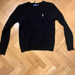 Svart stickad tröja från Polo Ralph Lauren  (helt ny) - Säljer nu denna snygga svarta stickade Ralph lauren tröja storleken är S men passformen är Xs Nypris 1600 mitt pris: 650 Hör av dig vid frågor!!!