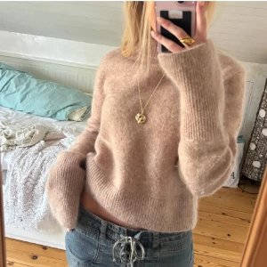 Beige mohair blend tröja - Mysig beige stickad tröja med croppad passform och långa ärmar med slits. Köpte denna från en annan tjej på Plick men säljer nu för att den inte kommer till användning. Super bra skick! Hör av er om frågor eller fler bilder! 💕
