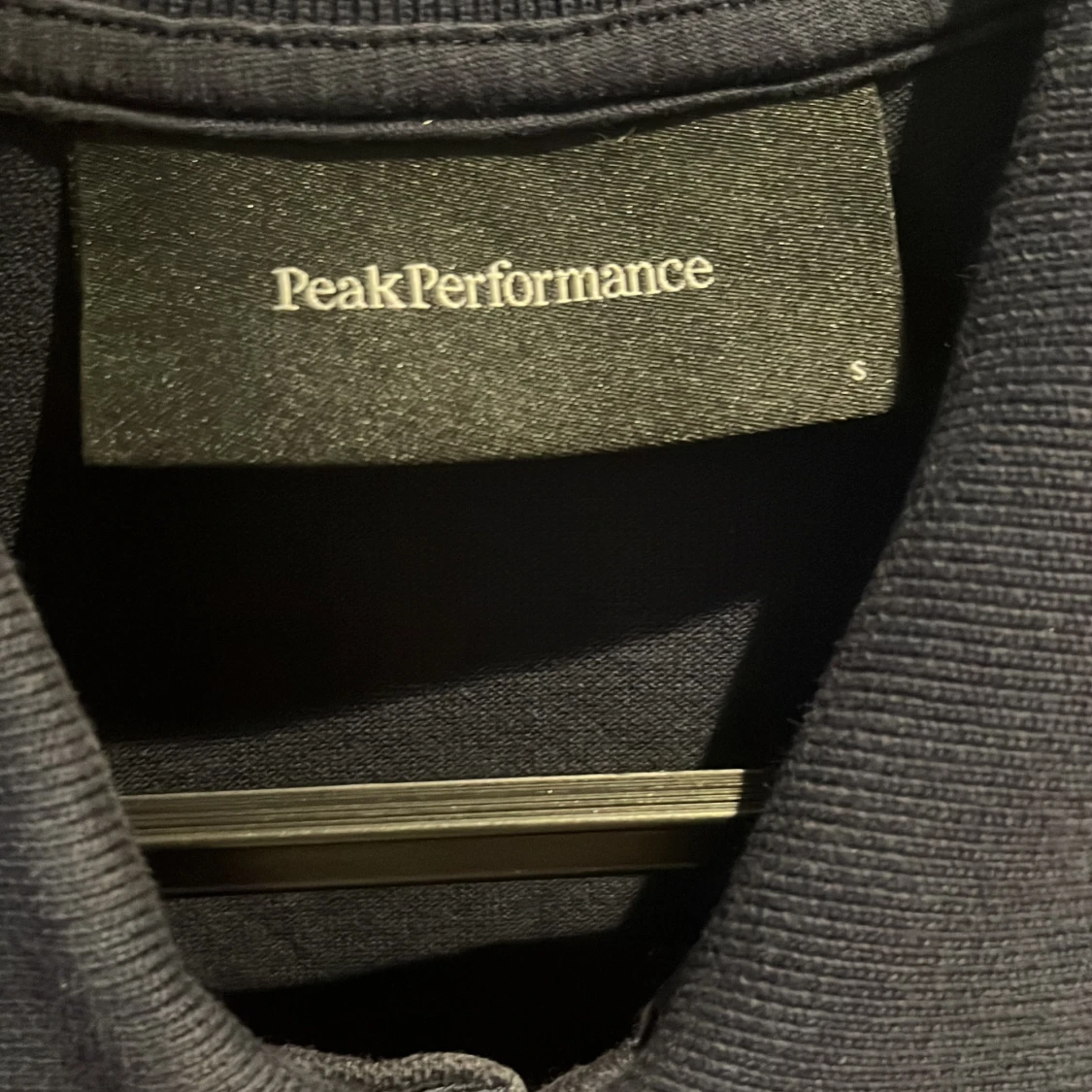 Mörkblå pikétröja från Peak Performance - 1