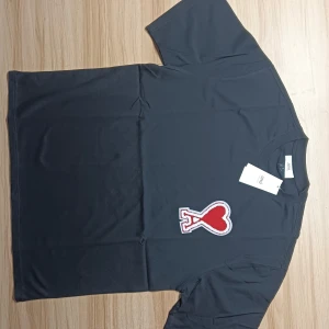 Svart t-shirt från Ami Paris - Hej Säljer en svart t-shirt från Ami Paris pågrund av att att den är för stor för mig och köpte fel storlek. Finns kvitto