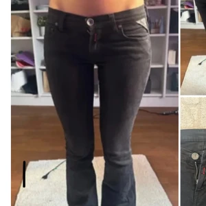 Svarta bootcut lågmidjade replay jeand - Supersnygga svarta replay jeans! Dom är jätte lågmidjade och i storlek 24/32, innerbenslängd: 79 och rakt över midjan: 36❤️ Tryck gärna på köp nu🥰 