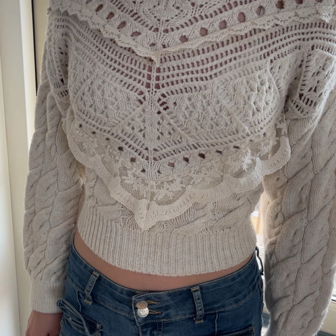 Vit stickad croppad tröja med spetsdetaljer