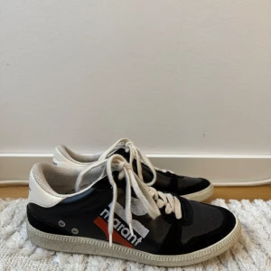 Skor från Isabel Marant - Säljer dessa supersnygga sneakersen från Isabel Marant då de tyvärr är lite för små för mig. Liknande skor i liknande skick säljs för ca 1400, kan tänka mig att gå ner ännu mer vid snabb affär!😊