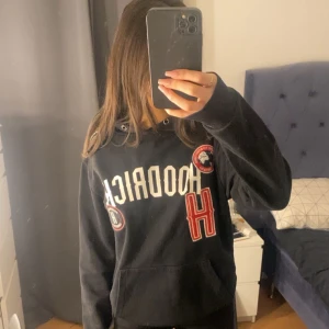 hoodrich hoodie - jätte skön men säljer då den inte är min stil längre, storlek M men passar mig som har S  (snöret för luvan saknas dock)