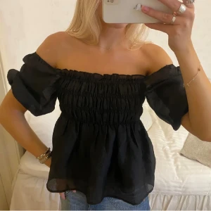 Svart offshoulder blus med puffärmar hm - Trendig svart blus med puffärmar som jag säljer då den inte kommer till användning, den är i mycket bra skick🩷🩷