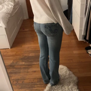 Ljusblå jeansbyxor från Nice Denim - Säljer ett par jättefina ljusblå jeansbyxor från Nice Denim med några fina svagt slitna detaljer framtill. De är använda fåtal gånger men dock köpta för ganska länge sedan💓 