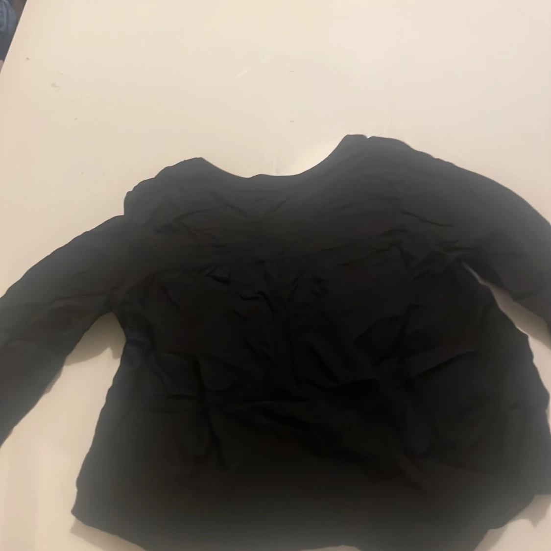 Svart långärmad blus med spetsdetaljer - 1