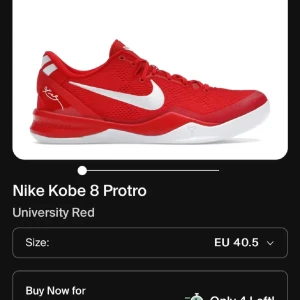 Vit t-shirt med svarta blommönster - Säljer en vit t-shirt med unika svarta blommönster över hela tröjan. T-shirten har en klassisk passform och korta ärmar. Perfekt för dig som vill sticka ut med en cool och annorlunda stil.