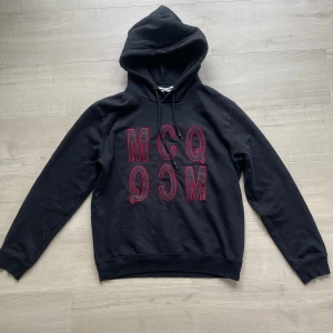 Alexander McQueen hoodie - Säljer nu en sjukt snygg hoodie från Alexander McQueen. Hoodien är i toppenskick 9/10, och inga defekter förekommer. Storlek Small. Självklart äkta! Hör av dig vid intresse! 💫