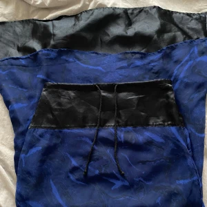 Långkjol - Långkjol med ett blått mesh lager, använd men inga större skador/skavanker. 