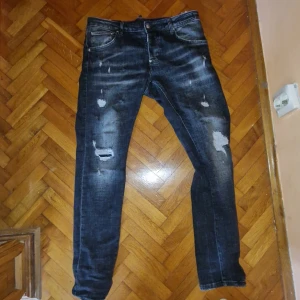 Dsquared2 Jeans - Tjena. Säljer dessa svarta DSQ2 jeans, dem är e skit bra skick, och passar er mellan W:33-W:35 L:32-34. Tänker att ja vill ha Ca 1000 för dem, men kan gå ner såklart