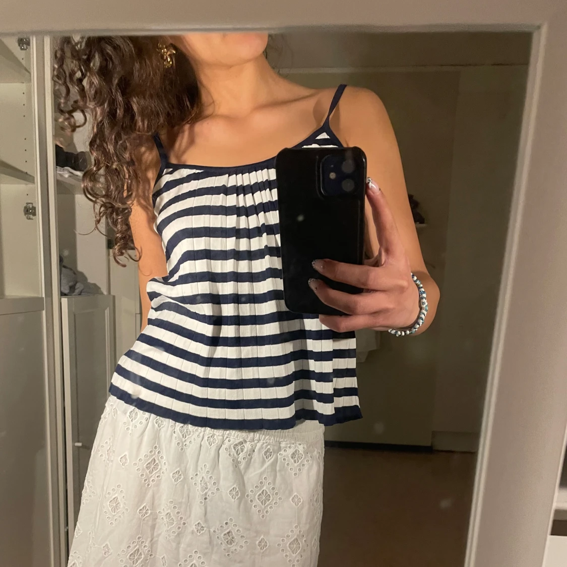 Vit och mörkblå randig linnetopp från Mango