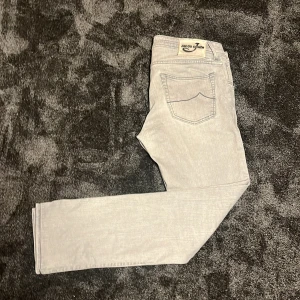Jacob Cohen Jeans - Tja! Säljer nu dessa skitfeta Jacob Cohen Jeansen till sjukt bra pris! I super skick förutom en lagning som har lagats av skräddare och som ej syns vid användning. As fet ljusgrå färg! Står storlek 37 på lappen men har krympt rejält, passar mig som brukar ha 34 i jeans! Hör av dig vid minsta fundering!🌟