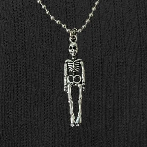 Halsband !! - Skelett halsband ⇢ OBS! det är vanligkedja, inte kulkedja (se andra bilden till höger)    Jag postar vanligtvis med frimärken, frakt tillkommer då på 22kr & kommunikation sker via plicks DM (bifogar alltid postbevis). Det går dock även bra att betala genom plicks egna lösning!