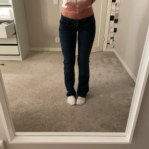 Ltb jeans - Ett par mörkblåa valerie ltb jeans som är väldigt sköna och ha på sig💕Har haft på mig dom några gånger och jeansen är i bra skick. 