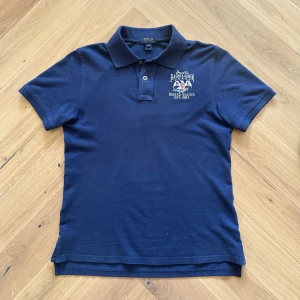 Polo Ralph Lauren piké - Säljer denna riktigt snygga pikén från Polo Ralph Lauren i storlek L 14-16 år vilket motsvarar storlek S och i skick 9/10. Orginal pris - 2000kr Vårat pris 579kr. Priset är ej hugget i sten! Skriv vid minsta lilla fundering!🙌