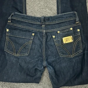  Dolce & Gabbana jeans - mörkblåa jeans från dolce&gabbana som jag aldrig kunnat ha pga de är för stora, den enda defekten är att de är sydda vid midjan ( 3 bild) men inget som syns på!