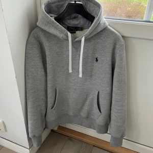 Ralph lauren hoodie  - Säljer min Ralph lauren hoodie i toppskick! Jätte skön och snygg, storlek M passar S också. Pris 999kr, mvh 