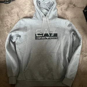 EA7 Hoodie - EA7 Hoodie i bra skick. Använd några gånger. Storlek L men den är liten i storlek så mer som S-M. 