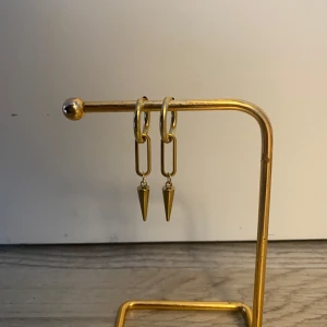 Nitörhängen  - Ett par trendiga guldiga örhängen med nitar som är handgjorda och nya i rostfritt stål! 💕