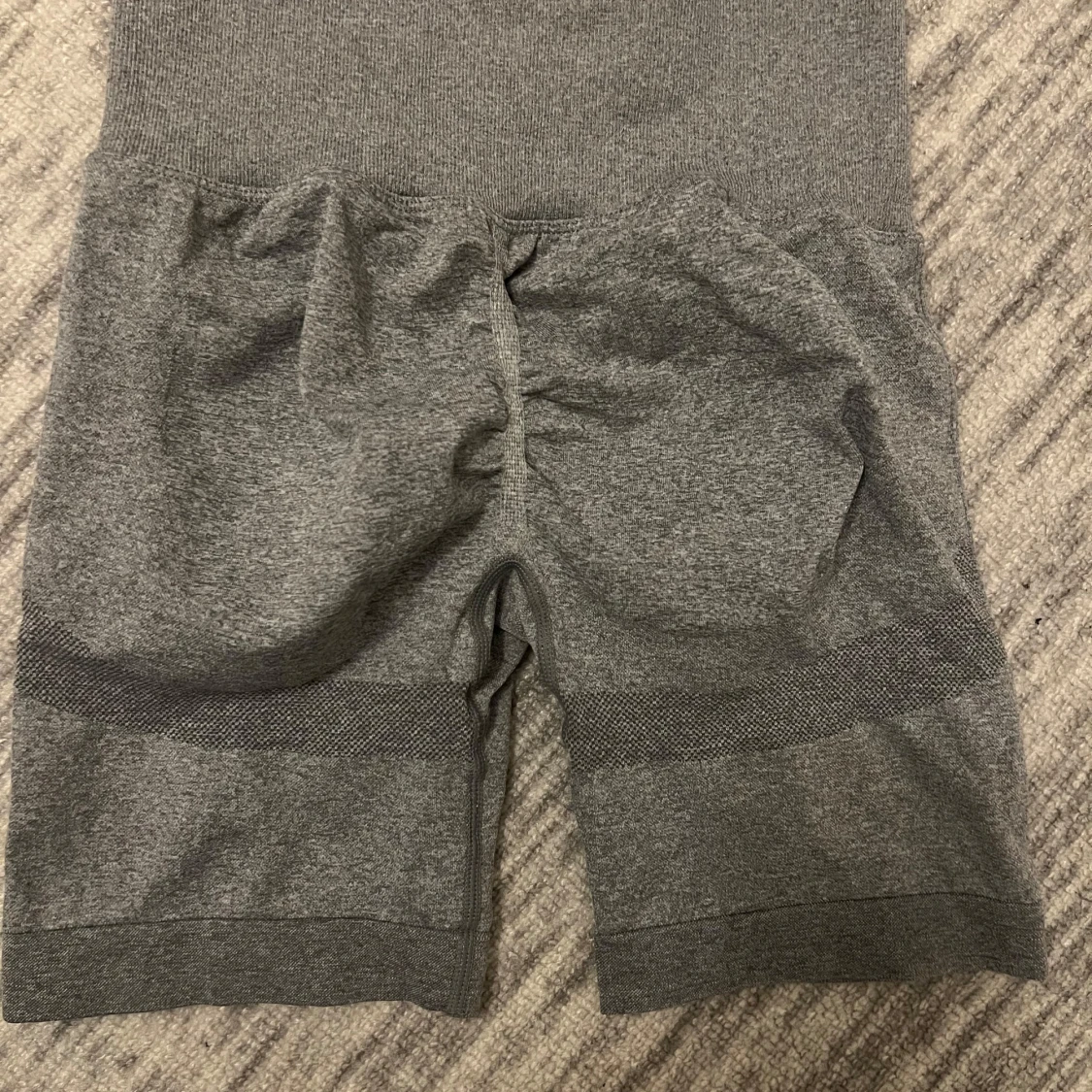 Grå sömlösa träningsshorts  - 1