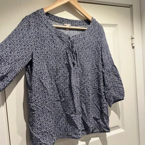 Fin blus  - Säljer en jättefin blus från märket esprit i storlek 36/S. Aldrig använd