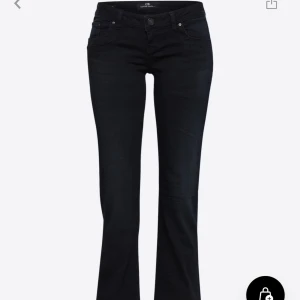 Svarta bootcut jeans från LTB - Snygga svarta jeans från LTB med bootcut-passform. Färg: nattblå
