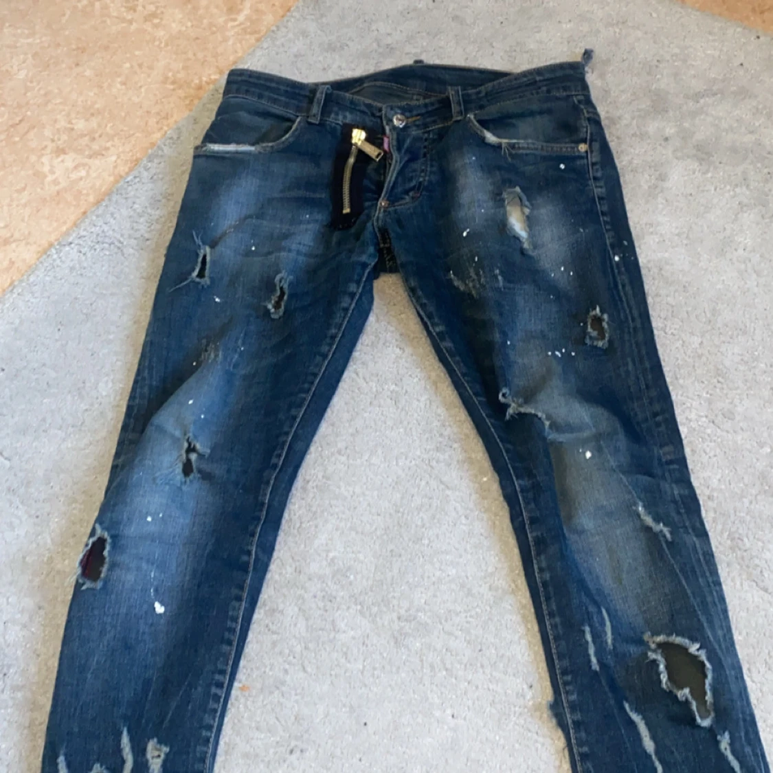 Blå slitna jeans från Dsquared2 med dragkedjedetalj