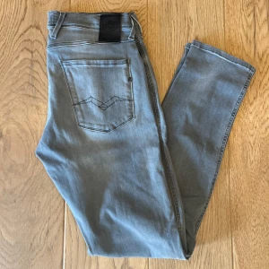 Reaply anbass jeans  - Säljer ett par grymt snygga Replay jeans i toppskick! Nästan aldrig använda. Nypris ca 2000 kr – mitt pris 700 kr. Storlek w32 L34. Skicka ett dm vid intresse!