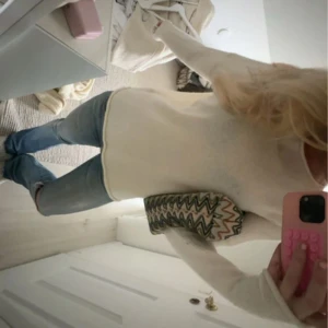 Tunn stickad tröja - Fin tunn stickad tröja från Zara, bra skick🥰🥰🥰 lånade bilder