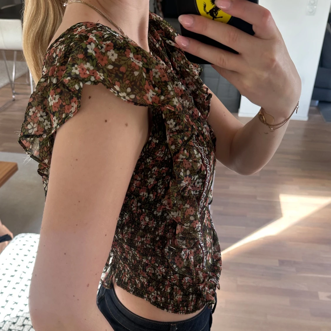 Blommig volangblus med spetsdetaljer - 2