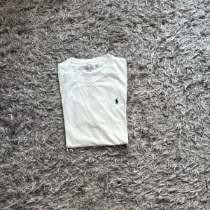 Vit t-shirt från Polo Ralph Lauren - Säljer nu en  vit t-shirt från Polo Ralph lauren på grund av att den inte kommer till användning längre storleken är 170 men den sitter som M. Har du någon fundering är det bara att fråga. Priset kan diskuteras vid en snabb affär