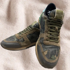 Valentino Rockrunners - Säljer dessa valentino rockrunners, självklart äkta! Har tyvärr inget OG | små defekter | därav priset | Skorna är i  bra | de är bara o skriva för fler bilder eller på defekterna | Passar allt från 43-45