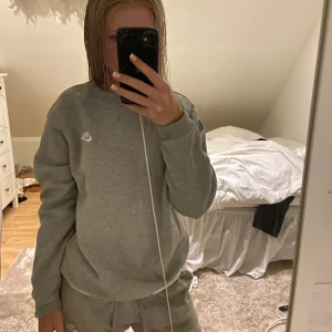 Grå sweatshirt från Nike - Grå Nike tröja hoodie sweatshirt 