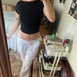 Svart topp från shein med öppen rygg! - Säljer en topp från shein i st 36 med öppen rygg🖤 Den är jättefin och använd ett par gånger men fortfarande i fint skick!!