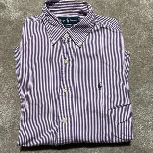 Ralph Lauren Skjorta  - Säljer nu denna feta lilarandiga Ralph Lauren skjorta i custom fit | Skick 8/10, inga flaws | Storleken är S, fits S/M | Bara att skriva vid frågor 