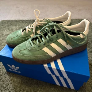 Adidas Spezial gröna sneakers - Snygga gröna Adidas Spezial sneakers med vita detaljer och klassiska tre ränder på sidan, som en ny. Perfekt för sommaren.