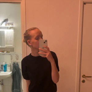 Svart stickad T-shirt  - Säljer en klassisk svart t-shirt med normal passform. Perfekt basplagg för alla tillfällen. Skön och enkel att matcha med andra kläder.