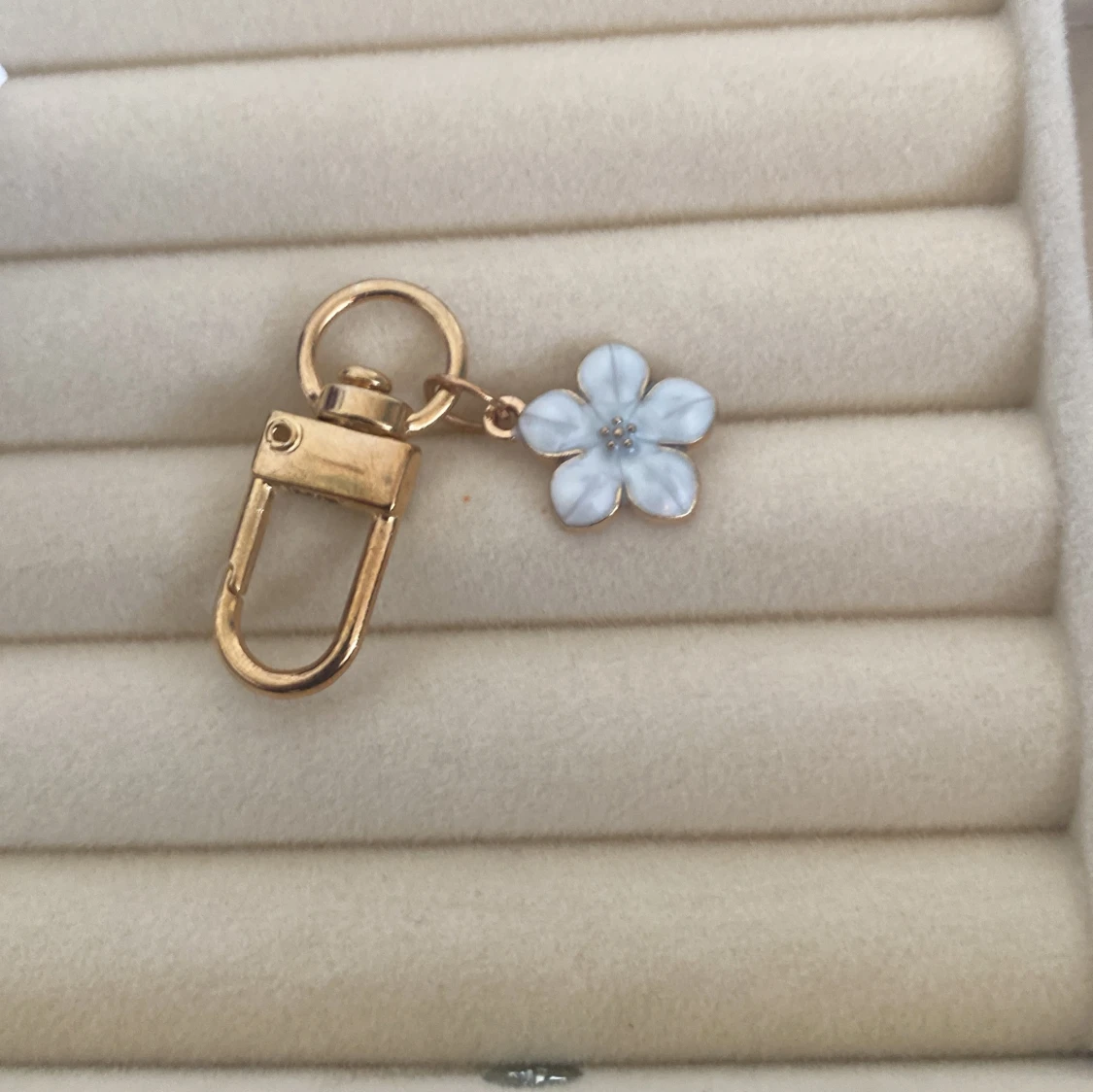 Guldfärgad nyckelring med blomma med en låda med ca 108 pärlor - 2