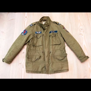 Field jacket Ralph Lauren - Säljer min fina field jacket från Ralph lauren. Nypriset ligger på 5499. Storlek L. Säljer då den inte kommer till användning längre. Bara att fråga om något undras över.