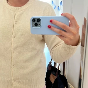 Beige kofta med knappar - Säljer en stilren beige kofta med knappar framtill. Den har långa ärmar och ribbade muddar som ger en klassisk look. Använd sparsamt men är lite nopprig🩷